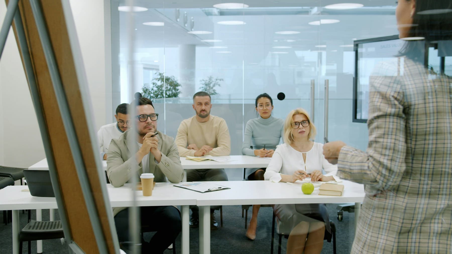 Reunión de trabajo en una oficina para coordinar una demo institucional de CivicOS